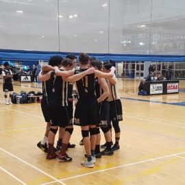 pakmen-volleyball-players-huddle